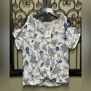 All in Love short key hole sleeve top